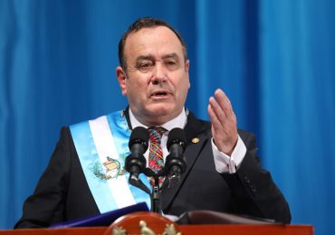 Presidente de Guatemala “se separa” de vinculo con Alexis Medina y el caso Pulpo