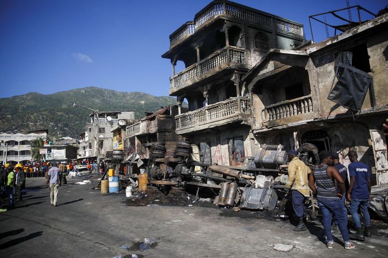 Suben a 62 muertos por explosión de un camión cisterna en Haití
