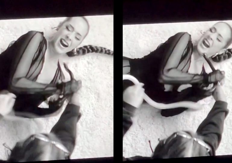 VIDEO | La artista de R&B Maeta mordida en la cara por una serpiente durante la filmación de video