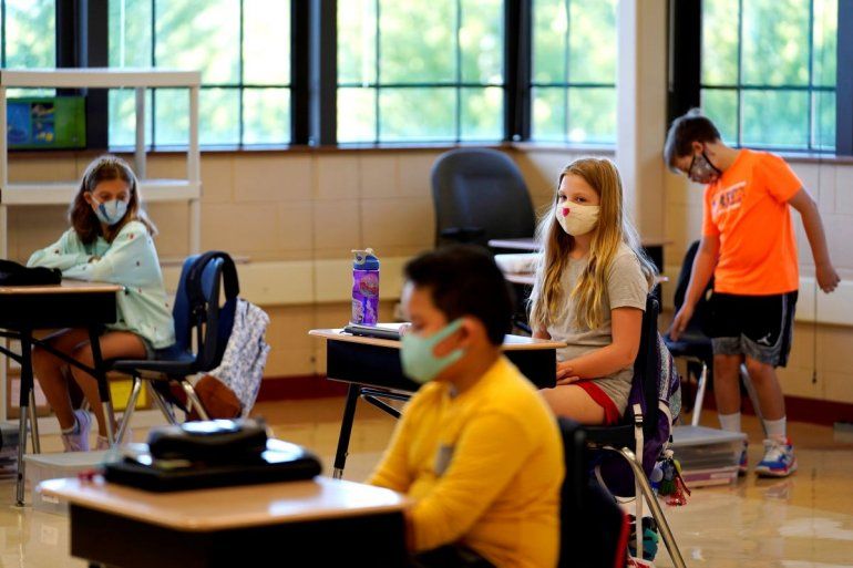 Pandemia obliga a escuelas de EEUU a alternar clases virtuales con presenciales