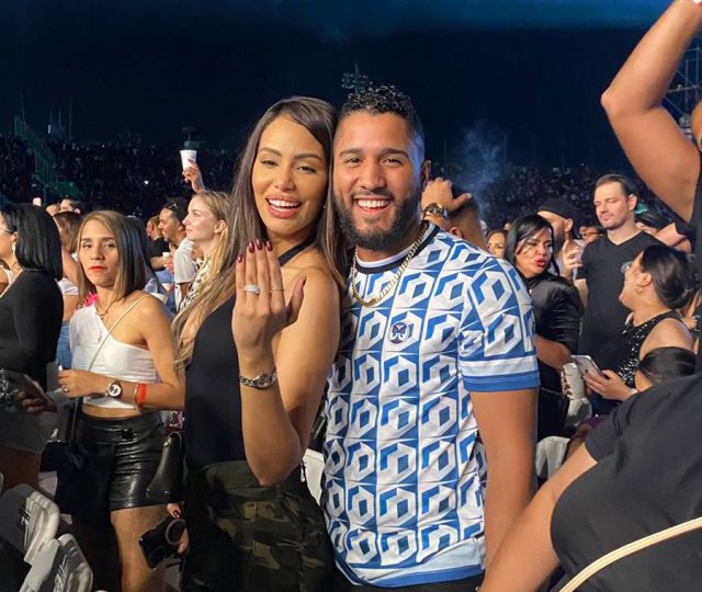 Pelotero Wendell Rijo pide matrimonio a su novia Gabriela en pleno concierto de "Aventura"