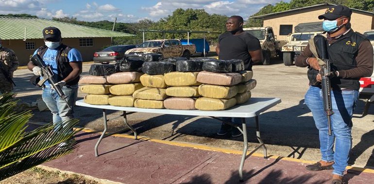 Detienen haitiano con más de 40 pacas de presumible marihuana