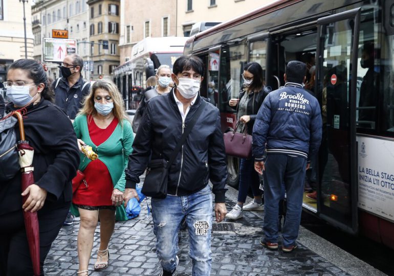 Italia hace obligatoria la mascarilla en exteriores