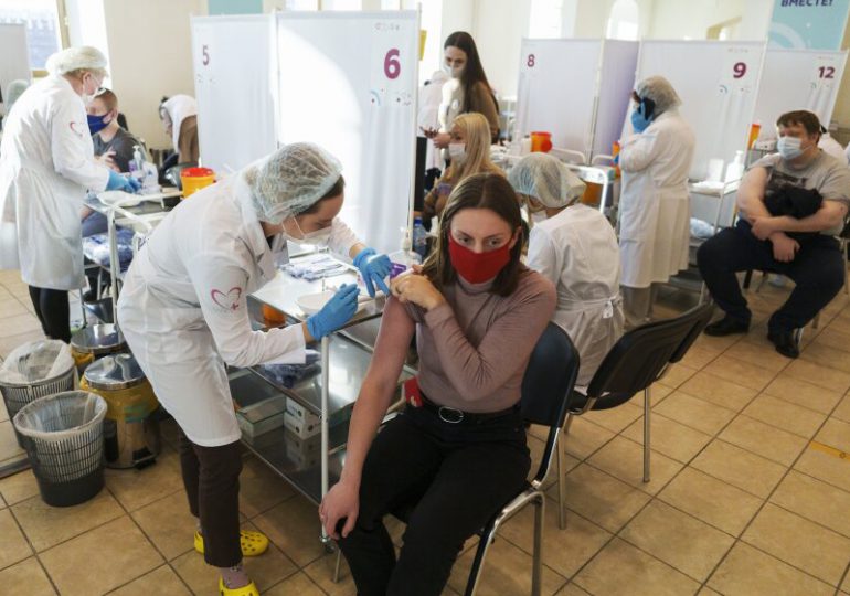 Rusia aumenta restricciones para no vacunados de COVID-19