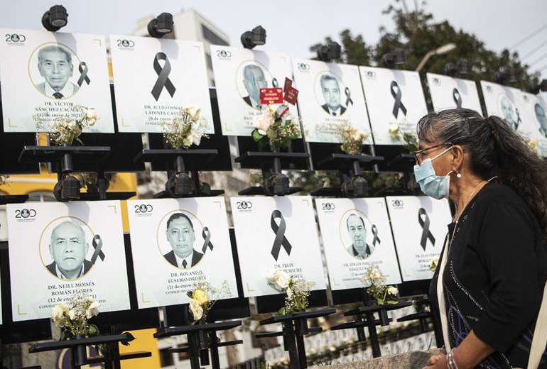 El "Paseo de los Héroes" honra a los 551 médicos peruanos muertos por covid-19
