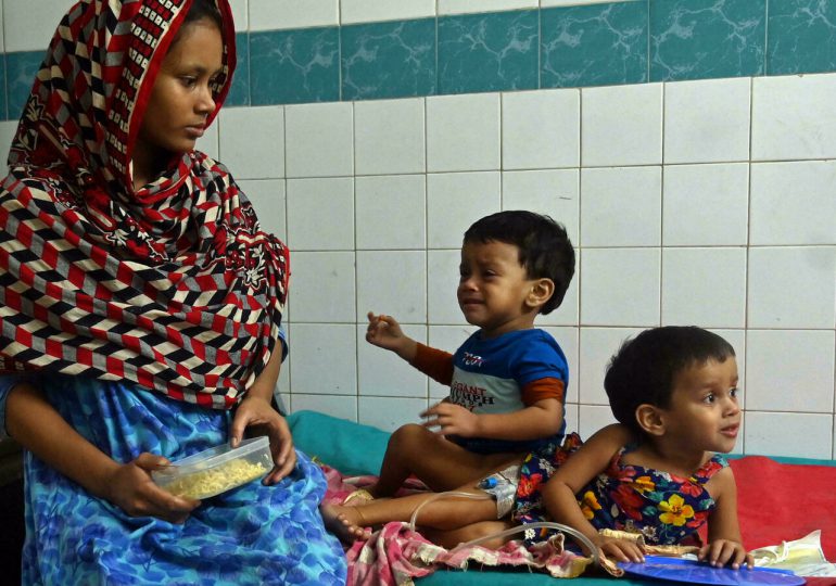 Médicos de Bangladés van a separar a siamesas unidas por la espalda