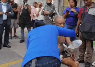 VIDEO | Hombre se prende en fuego frente al Palacio de Justicia de Ciudad Nueva