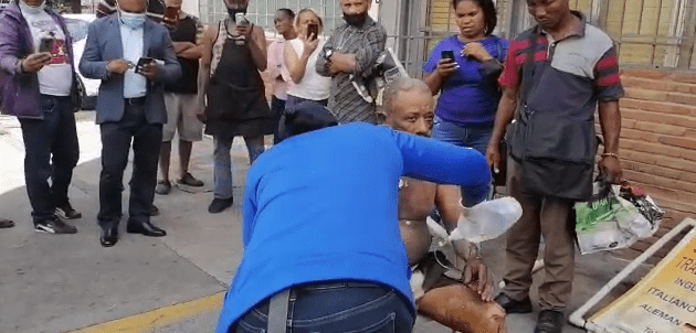 VIDEO | Hombre se prende en fuego frente al Palacio de Justicia de Ciudad Nueva
