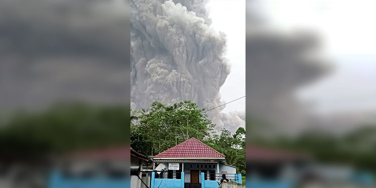 Erupción del volcán indonesio Semeru cubre de ceniza varias poblaciones