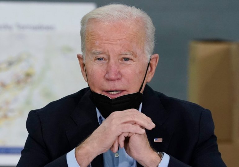No hay que "alarmarse" por ómicron, "estamos preparados", dice Biden