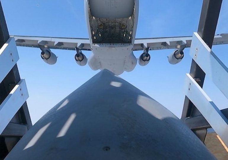EE.UU. lanza un misil de crucero desde un avión de transporte en el golfo de México