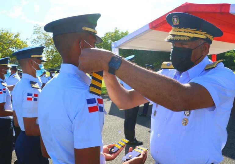 Cadetes de la Academia Aérea son ascendidos y reciben insignias de mérito