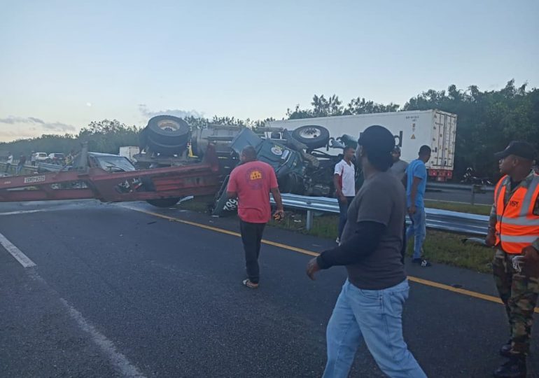 Vídeo| Se registra accidente múltiple entre furgón y patanas en autovía del Este