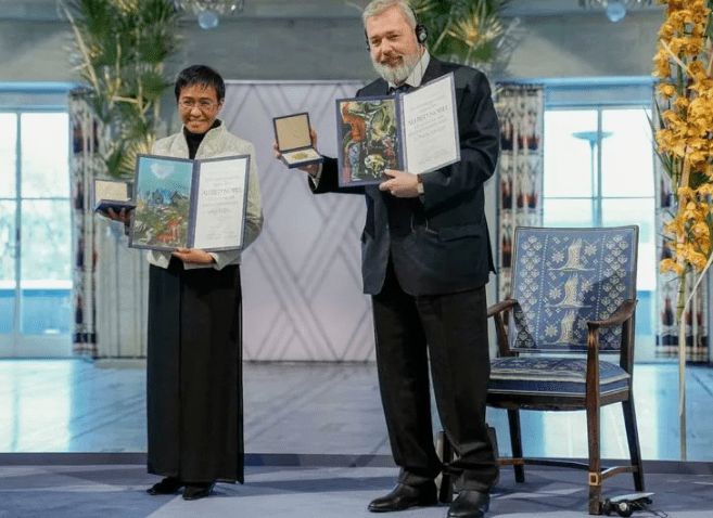 Dos periodistas amenazados recogen en Oslo el Nobel de la Paz