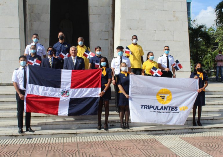 Tripulantes VIP conmemora el Día Internacional de la Aviación Civil con ofrenda floral