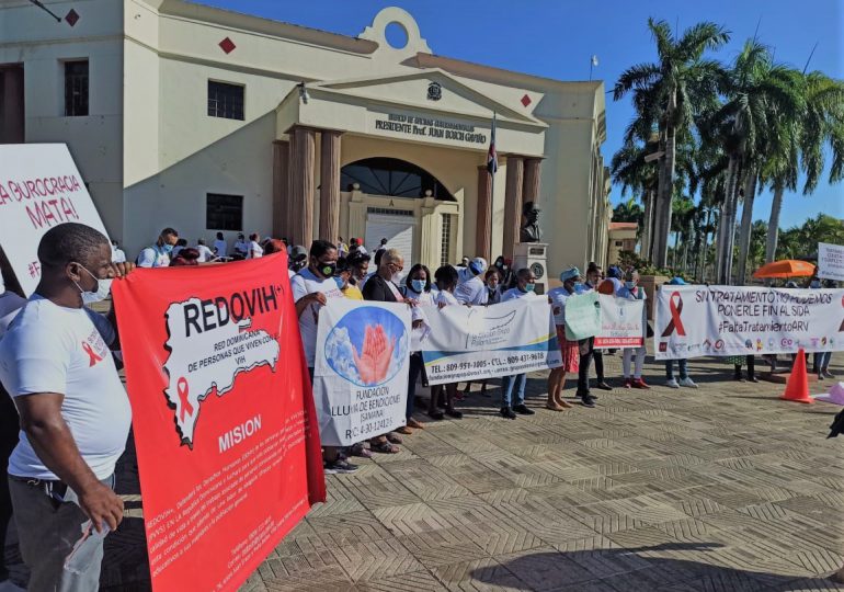 Personas con VIH protestan frente al Palacio Nacional en reclamo de medicamentos en el Día Mundial del Sida