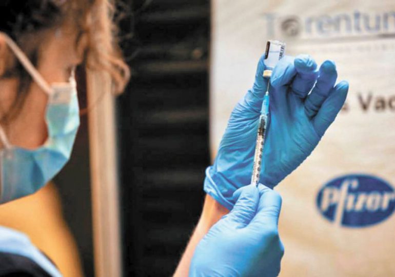 Vacuna de Pfizer protege al 70% de casos graves de ómicron, según estudio sudafricano