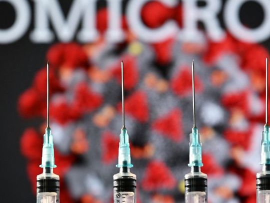 Ómicron se propaga más rápidamente y las vacunas son menos efectivas, dice OMS