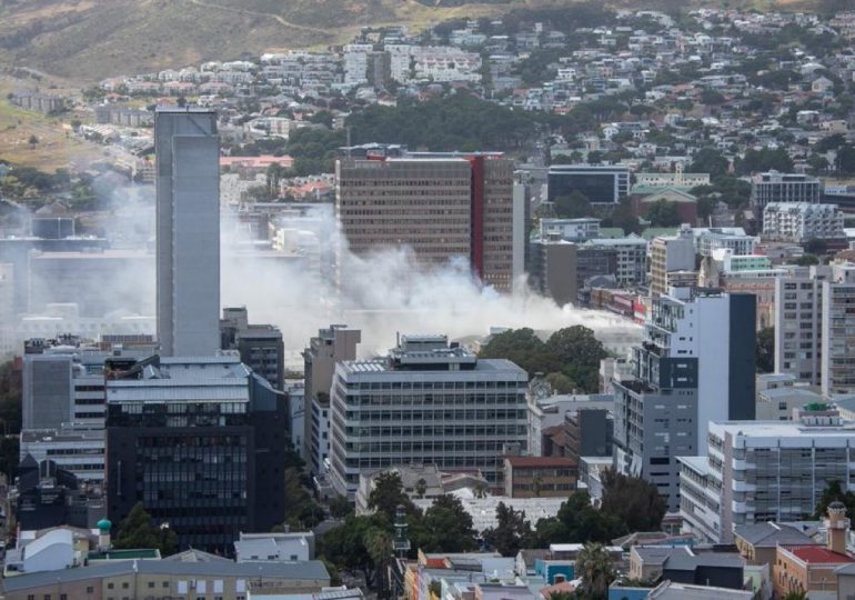 Un incendio destruye la totalidad de la Asamblea Nacional sudafricana