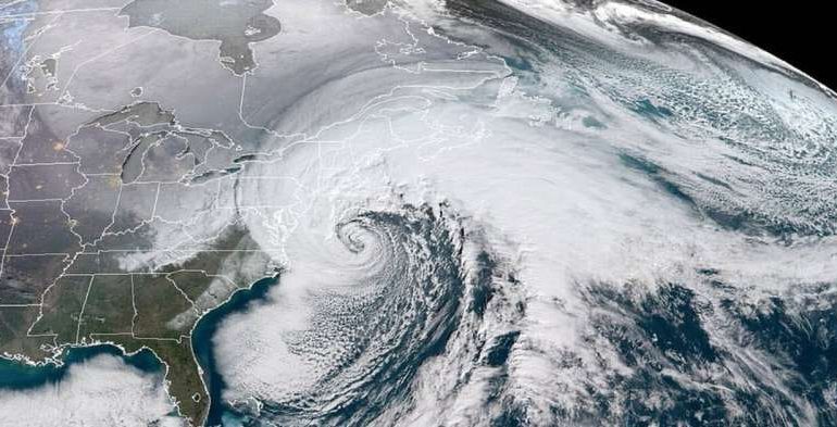 "Ciclón bomba" azota duro al este de EEUU con fuertes vientos y nevadas