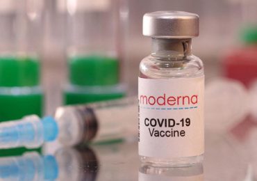 Moderna inició ensayos de un refuerzo de la vacuna específico para ómicron