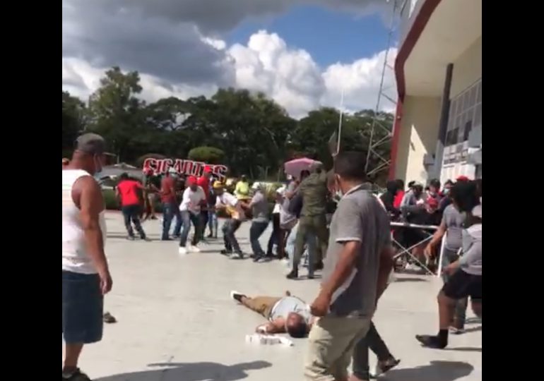 VIDEO | Hieren de bala a fanático en boletería de estadio Julián Javier SFM