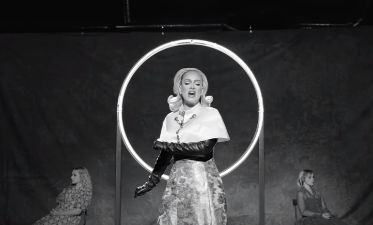 Adele arrasa con el estreno del videoclip "Oh My God"