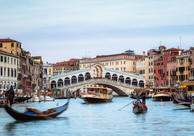 Multan y expulsan de Venecia a una turista por nadar en toples cerca de un monumento histórico