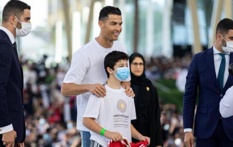 Cristiano Ronaldo se da un baño de masas en la Expo Dubai; aconseja jóvenes  cuidar cuerpo y mente