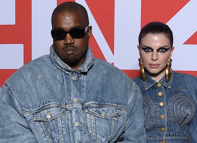Kanye West y Julia Fox debutan en la alfombra roja en la Semana de la Moda de París