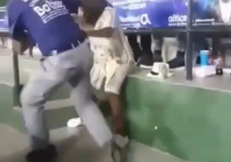 VIDEO| Pelea entre un seguridad y un fanático en Estadio Quisqueya Juan Marichal