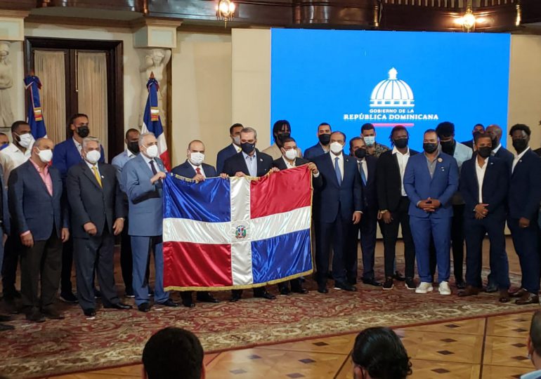 VIDEO | Abinader entrega bandera a equipo dominicano irá a Serie del Caribe