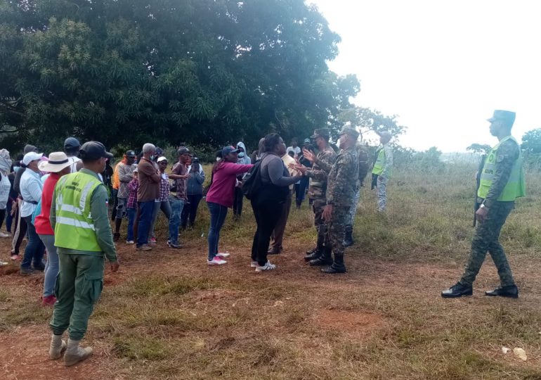 Medio Ambiente desaloja invasores de terrenos en Villa Altagracia