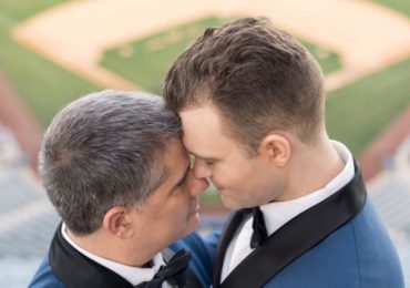 Ejecutivo de los Dodgers se casa con su novio en el estadio del equipo de las Grandes Ligas