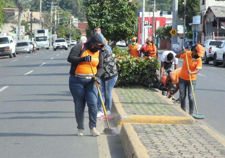 Brigadas municipales cabildo de Santiago se mantienen trabajando en distintas áreas