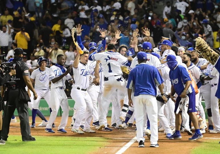 VIDEO | Licey deja en el terreno a las Águilas con cuadrangular de  Sergio Alcántara