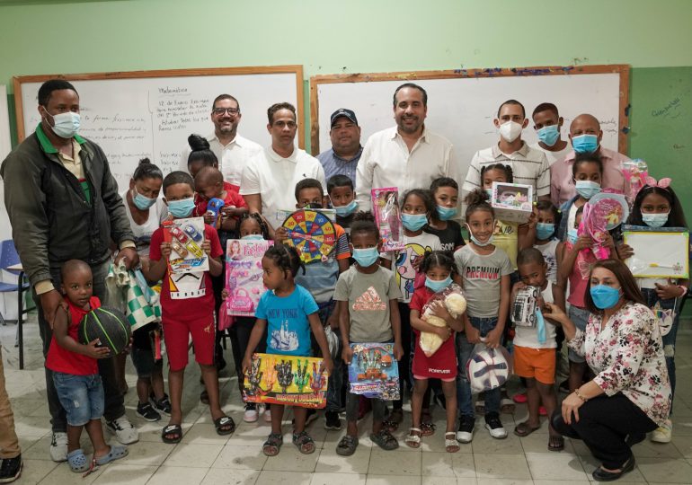 Viceministro de la Presidencia entrega juguetes a niños en Capotillo