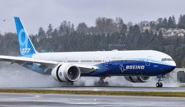 Boeing lanza versión del carguero 777X con un megapedido de Qatar Airways