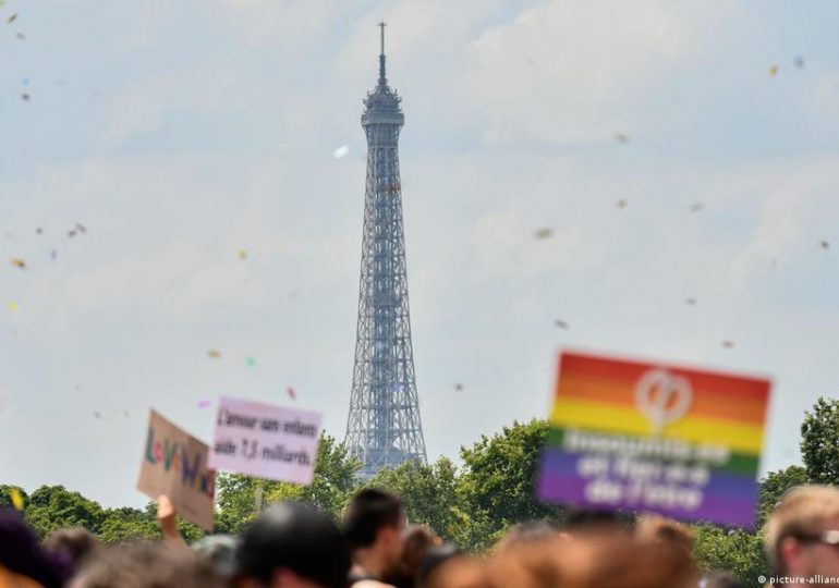 Francia prohíbe "terapias de reorientación" sexual