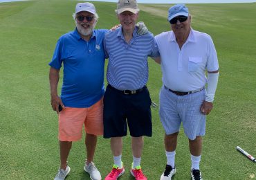 Bill Clinton recibe el 2022 en Punta Cana y disfruta de un round de Golf