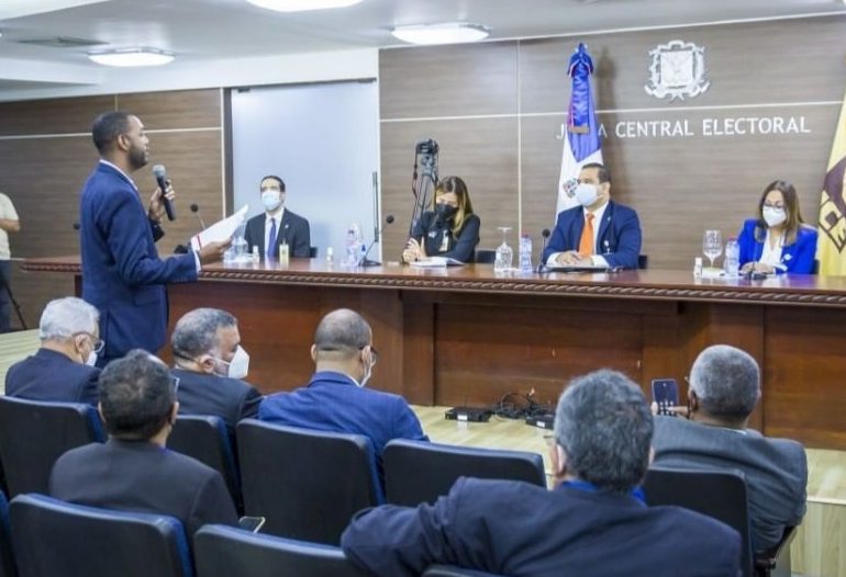 JCE realiza primera reunión con delegados técnicos de los partidos, para elecciones 2024