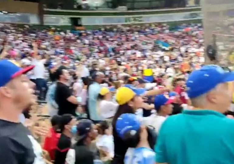 Vídeo|Comunidad venezolana en el país acude apoyar a Navegantes de Magallanes en Serie del Caribe