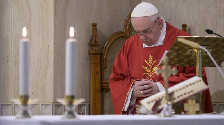 Papa reza por los enfermos y lamenta que tratamientos médicos "sean un lujo" de ricos