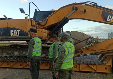 Incautan vehículos pesados utilizados para extraer material ilegal de los ríos Yuna y Camú