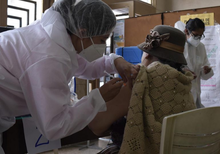 Suspenden obligatoriedad de carné anticovid en Bolivia por colapso de sistema de vacunación
