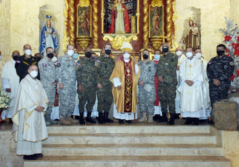 Ministro de Defensa participa de misa organizada por Capellanes Castrenses con motivo del Año Nuevo