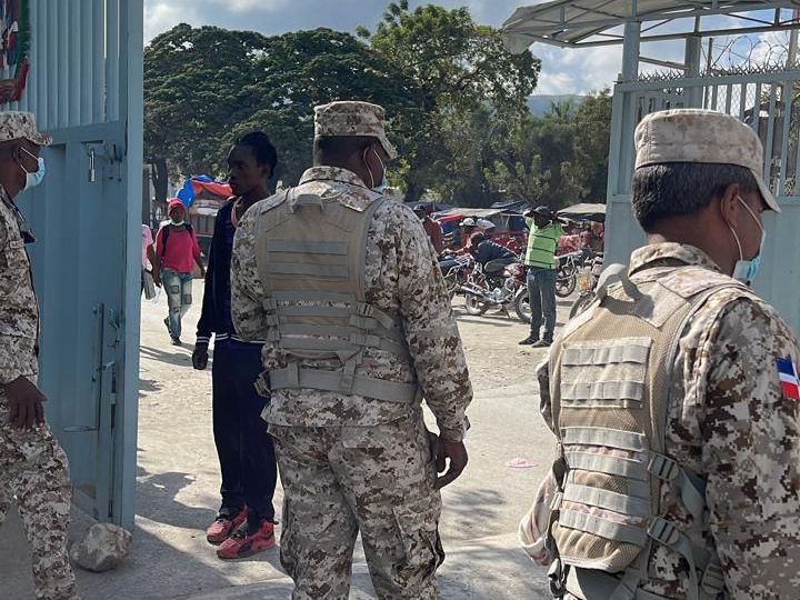 Nacional Haitiano emprende a pedradas y realiza disparos al aire en puerta binacional Carrizal-Elías