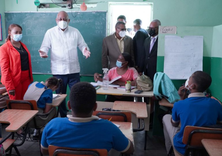 Ministro de Educación supervisa reanudación de clases presenciales