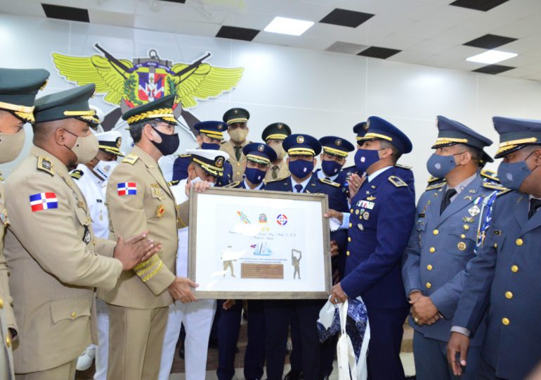 Ministro de Defensa recibe visita de tres promociones de Cadetes y Guardiamarinas