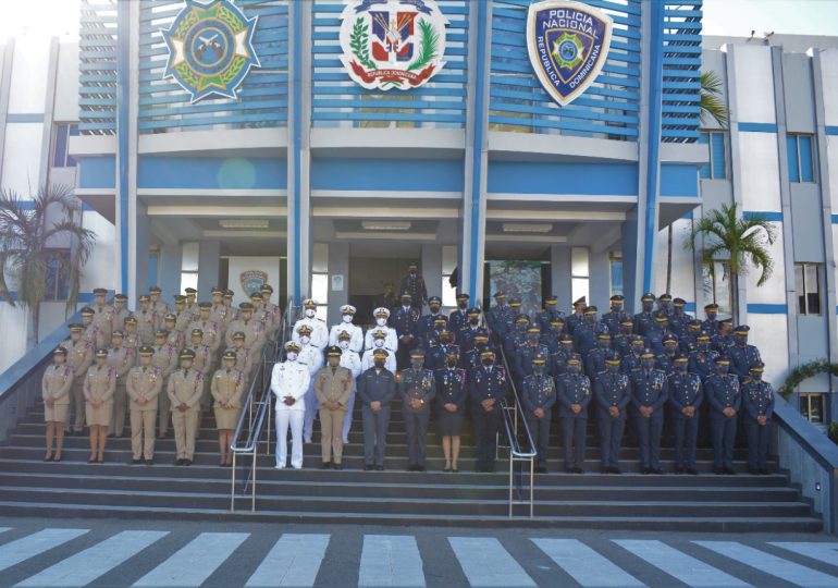 Director PN recibe a primera promoción mixta de oficiales del Ministerio de Defensa y Policía